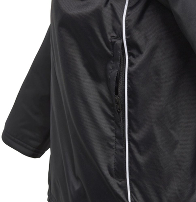 Xhaket sportiv Adidas Core 18 Stadium Junior me kapuç për kalamaj, i zi