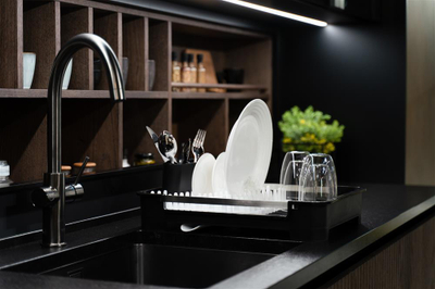 Tharëse enësh Vialli Design SOHO 8456, plastike, me mbajtës për takëme, e zezë