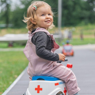 Makine ride-on FALK Ambulancë, me timon e borie, sedilje me hapësirë, e bardhë
