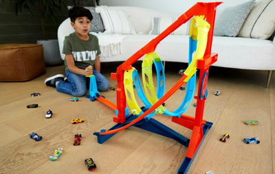 Set pistë lodër Hot Wheels Track Builder Unlimited Corkscrew Twist Kit, me makinë 1:64, shumëngjyrëshe