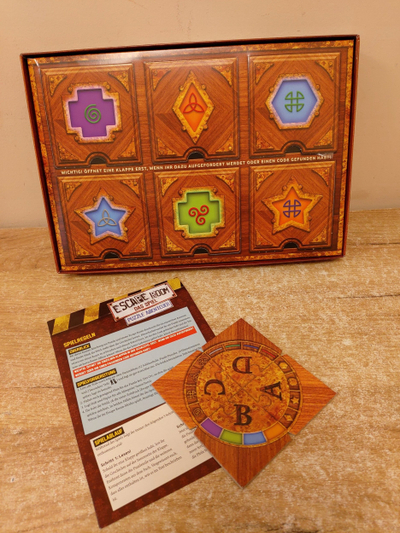 Loja tavoline Identity Games Escape Room Puzzle Adventure Secret of the Scientist, për moshat 14+