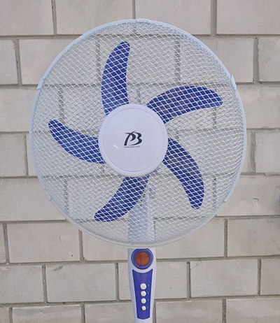 Ventilator dyshemeje PB me këmbë, 3 shpejtësi, bardh e blu