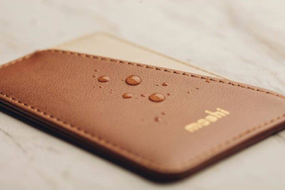 Portofol magnetik Moshi Moshi Slim Wallet, SnapTo System, lëkurë vegane, kafe karamel