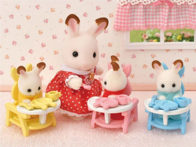 Set lodrash Sylvanian Families Triplets Care Set, me tripletë të vegjël Chocolate Rabbit, me gjëra për kujdes, shumëngjyrësh