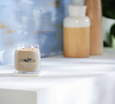 Свеќа Yankee Candle Signature Medium Amber & Sandalwood, 368g, мирис на дрво, повеќебојна
