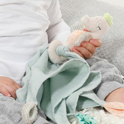Bebelinë pelushi Fehn Seahorse, muslin 42cm, jeshile