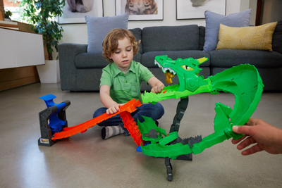 Set lodrash Hot Wheels Monster Trucks Dragon Demolition, 2 kamionë 1:64, lëshues i dyfishtë, shumëngjyrësh