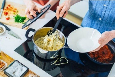Lugë për pasta Fiskars, 29 cm, e zezë