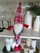Figurë zbukuruese Krishtlindjesh Saska Christmas Gnome, xhuxh ulur, me kapelë me kuadrate, i kuq