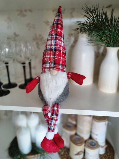 Figurë zbukuruese Krishtlindjesh Saska Christmas Gnome, xhuxh ulur, me kapelë me kuadrate, i kuq