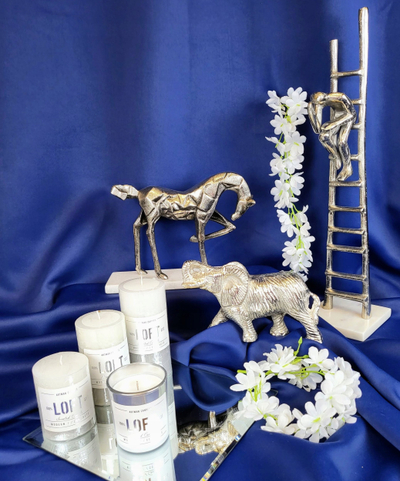 Qiri me erë Artman Candles Loft, aromë shafran dhe kanellë, gotë, i bardhë