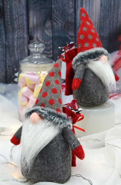 Figurine dekorative Santa Saska Garden, 20cm, me çantë dhuratash, e kuqe