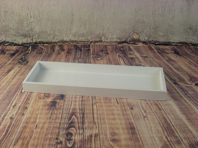 Tabaka dekorative prej druri për qirinj, 40 x 14 cm, e bardhë