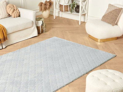 Tapet Beliani GHARO Faux Fur, 160x230 cm, gri e hapur