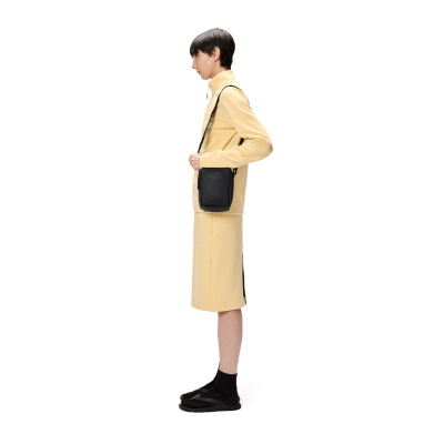 Çantë crossbody Rains Reporter Bag, e papërshkueshme nga uji, me rrip që rregullohet, e zezë