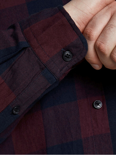 Кошула Jack&Jones PLUS JJEGINGHAM со широк крој, темноцрвена