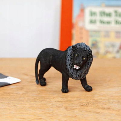 Figurë luani Schleich Black Friday Lion, për koleksion, duke ulëritur, i zi
