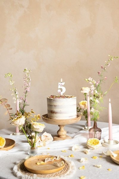 Qiri numër torte PartyDeco 5, 8cm, me lule, i bardhë