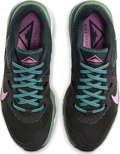 Atlete trail Nike Juniper Trail për goca, taban gome, amortizim i lehtë, të zeza