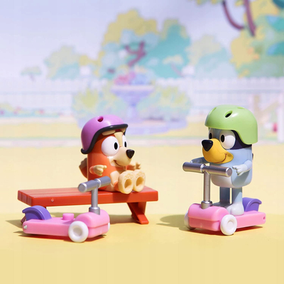 Set lodrash TM Toys Bluey me trotinet, figura Bluey dhe Bingo, shumëngjyrësh