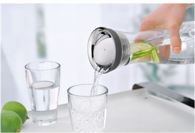 Карафа за вода WMF Basic, 1.5L, стакло, капак од челик и силикон, црна