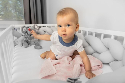 Mburojë krevati për bebe Sensillo Braid, 210 cm, pambuk, ngjyrë mint