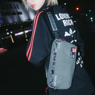 Çantë crossbody Skinarma Fardel, me rrip shpatulle, që s’e kap uji, e zezë