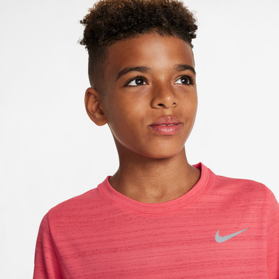 Bluzë trajnimi Nike Dri-FIT Miler për djem, frymëmarrëse, tharje e shpejtë, e kuqe