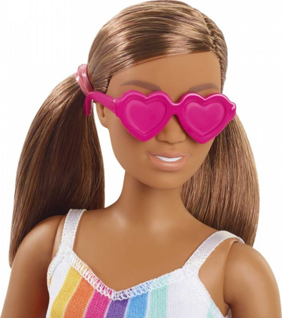 Kukull Barbie Loves the Ocean Rainbow, fustan me vija shumëngjyrëshe, syze zemre rozë
