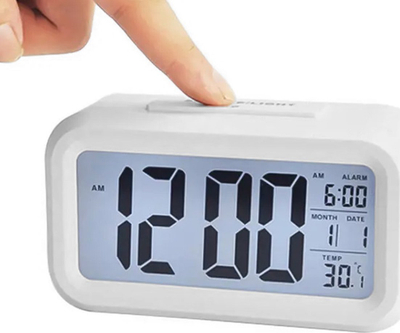 Orë alarmi dixhitale AK240C, ekran LED, me 3 bateri AAA, e bardhë
