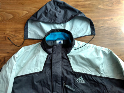 Jaka sportive Adidas Tiro 23 League, që s’e kap shiu, me kapuç që hiqet, gri me të zezë