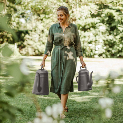 Kovë ujitje Capi Europe Lungo, 12L, plastike e riciklume, gri e errët