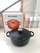 Tenxhere gize Le Creuset Signature Round, me emalim, me kapak, e zezë