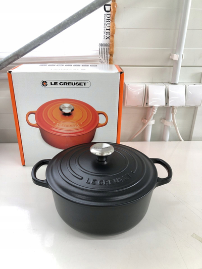 Tenxhere gize Le Creuset Signature Round, me emalim, me kapak, e zezë