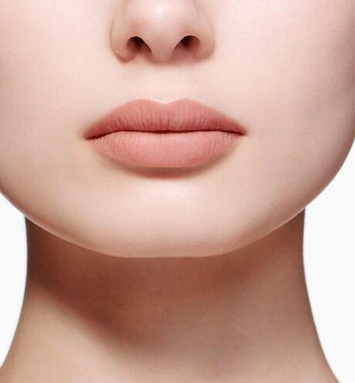 Balsam buzësh Dior Rouge Dior 001 Diornatural, me ngjyrë, që i mban buzët të buta e të hidratuara