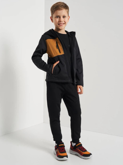 Xhaket softshell për çuna 4F 4FJSS23TSOFM041, me kapuç, 140 cm, e zezë