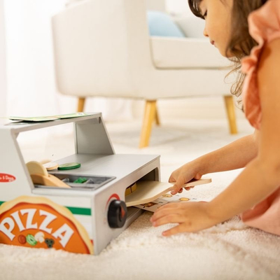 Дрвен сет за игра улоги Melissa & Doug Pizza Counter, со пица и аксесоари, шарен