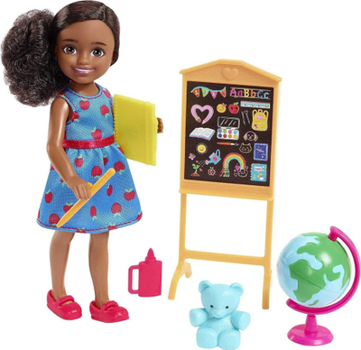 Set lodër Barbie Chelsea Can Be Teacher, kukull 15 cm, aksesorë klase, shumëngjyrësh