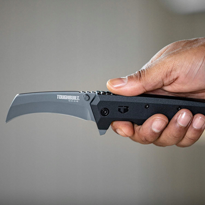 Thikë palosëse Toughbuilt Hawkbill 3", teh i lakuar, trup metalik, e zezë