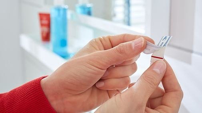 Jastëkë ngjitës Tesa Powerstrips Small Waterproof, që s’i hyn uji, mbajnë deri 1 kg, të bardhë