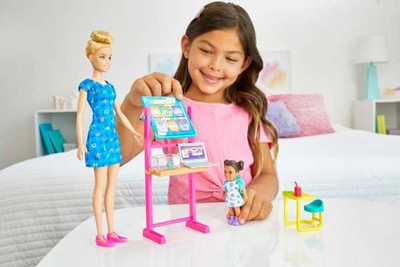 Set lodër Barbie mësuese, me klasë mësimi, me gjithë aksesorët, me ngjyra shumëngjyrëshe