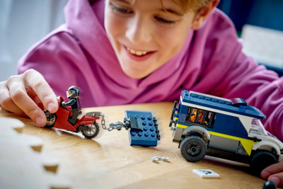 Lodër LEGO City Van i Policisë për të Burgosur 60479, set ndërtimi, me figurina, shumëngjyrëshe