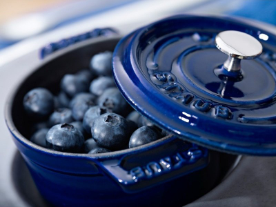 Tenxhere gize Staub Round Cocotte, 24cm, 3.8L, blu e errët