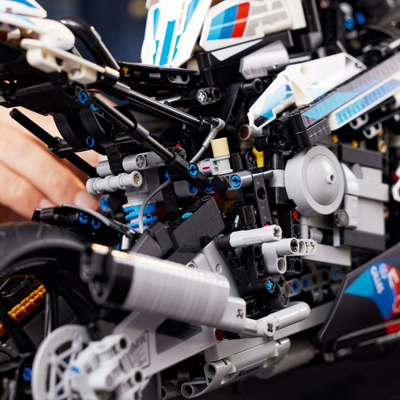 Set LEGO Technic BMW M 1000 RR 42130, model motor 1:5 për me e venë në vitrinë, shumëngjyrësh