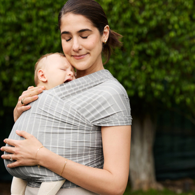 Marame mbajtëse bebe Ergobaby Aura, material i lehtë, elastike, gri me vija