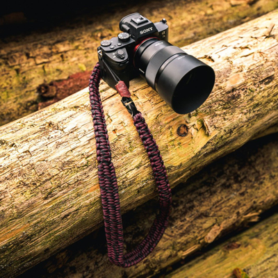 Rrip kamere C-Rope Traveler, paracord 100cm, pika të kuqe, i zi