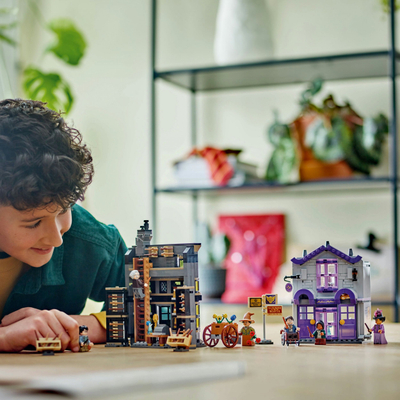 Lodër ndërtimi LEGO Harry Potter Ollivanders edhe Dyqani i Madam Malkins 76439, set me dy dyqane, për kalamaj