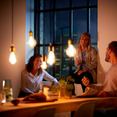 Llambë LED Philips E27 A60, 4W, 1800K, ari, me rregullim drite
