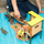 Set lojrash Schleich Wild Life Safari Ranger Adventure Station, figurina dhe aksesore, krokodil dhe panter e zez