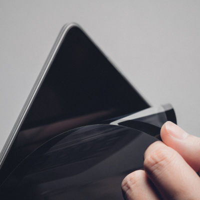 Filmi mbrojtës Moshi iVisor XT për MacBook Air 13.6", Retina, me kornizë të zezë
